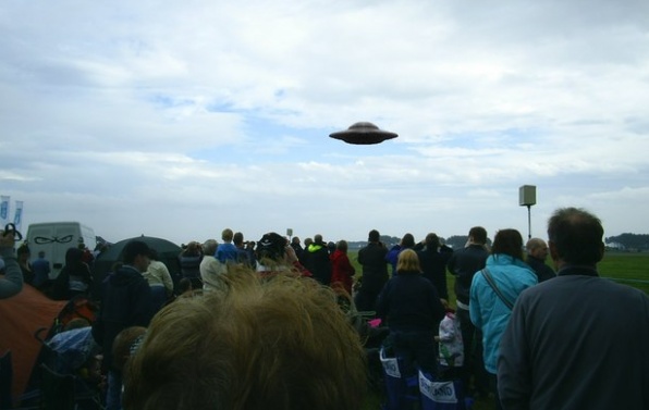 Lidé pozorující UFO