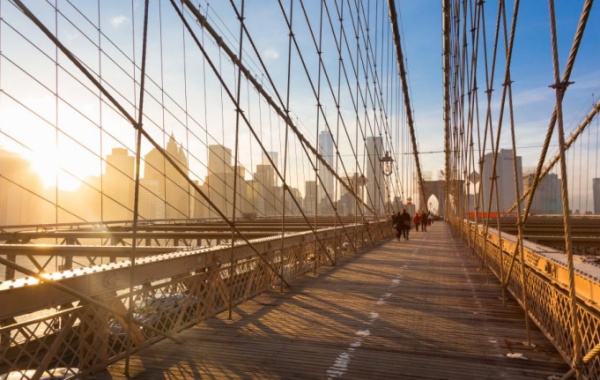 Slunce ozařující Brooklynský most