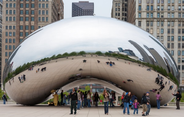 Lidé pod fazolí Cloud Gate v Chicagu