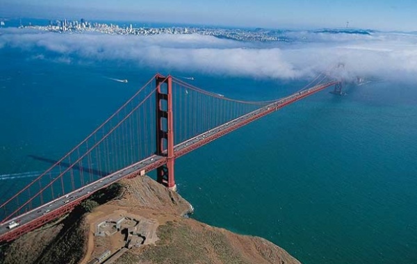 Golden Gate Bridge v mlze