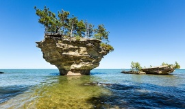 Nejslavnější tuřín Ameriky je Turnip Rock v Michiganu