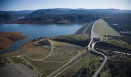 Nejvyšší sypanou hrází USA se chlubí nádrž Oroville