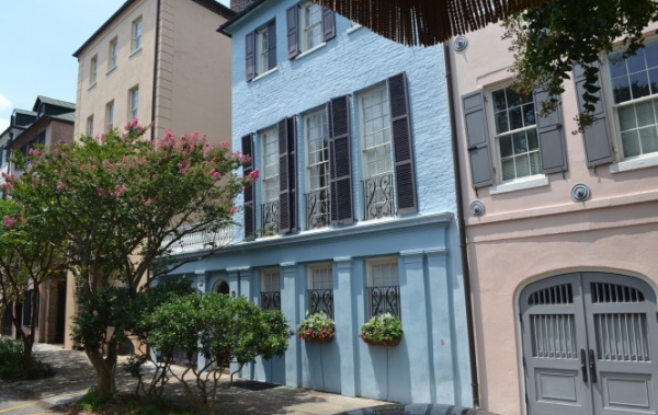 Barevné domy v Charlestonu v Jižní Karolíně