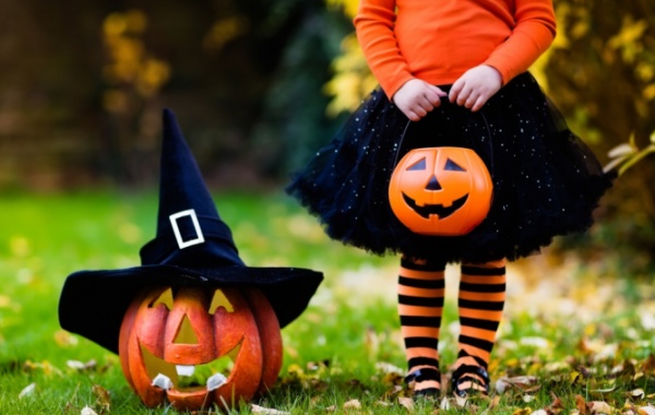 Malá a holčička a ručně vyřezávaná dýně na Halloween - Amerika.cz