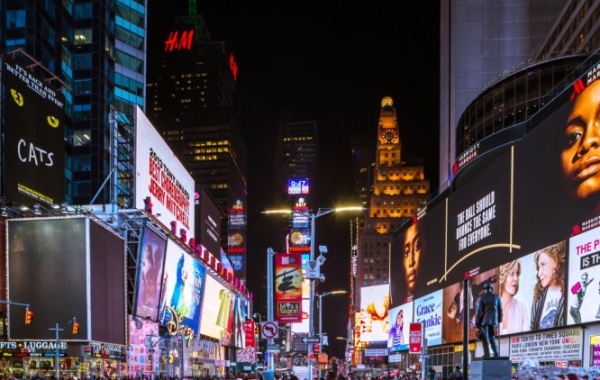 Hra lidí, barev, světel a nálad - to je noc na ulicích New Yorku v USA