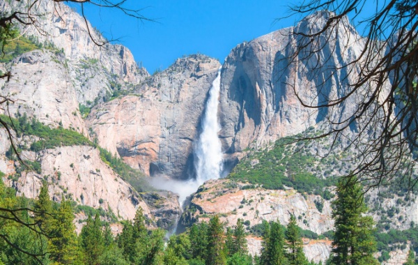 Yosemitský vodopád zdálky