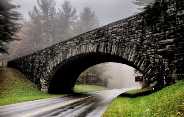 Tajemný most v mlze na silnici Blue Ridge Parkway v severovýchodní oblasti USA.