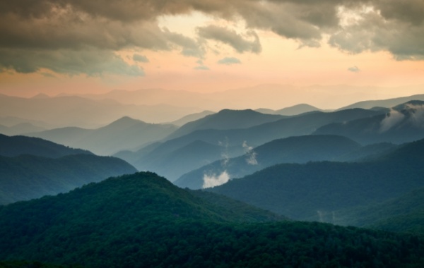 Nádherný západ v Horách Modrého hřebene u silnice Blue Ridge Parkway v severovýchodní oblasti USA.