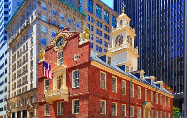 Jedna z nejstarších budov USA se krčí v Bostonu mezi mrakodrapy