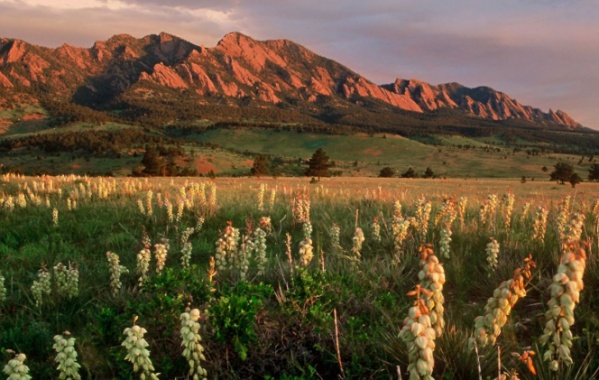 Hora Flatirons je symbolem města Boulder. Z jeho plání ale dohlédnete až na Rocky Mountains. 