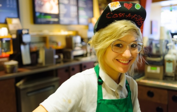 Blonďatá baristka v kavárně Starbucks