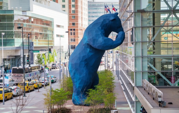 Obří modrý medvěd se usadil v Denveru