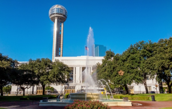 Dallas Union Station s Reunion Tower v pozadí