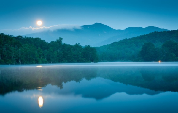 Nádherné půlnoční jezero u silnice Blue Ridge Parkway v severovýchodní oblasti USA.