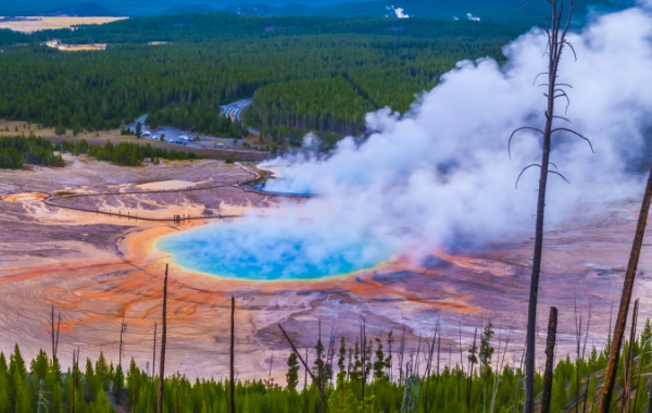 Velké duhové jezero v Yellowstone