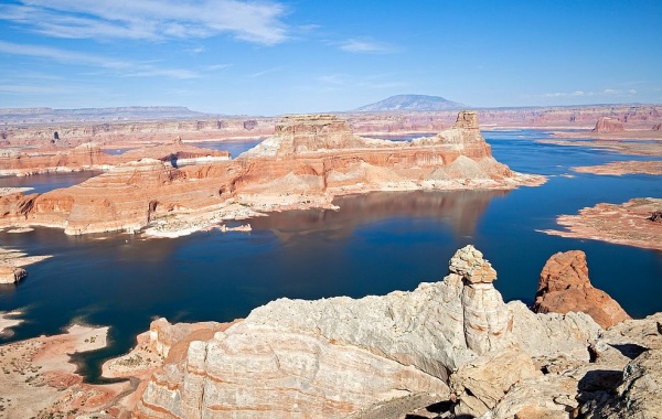 Lake Powell se skalními útvary