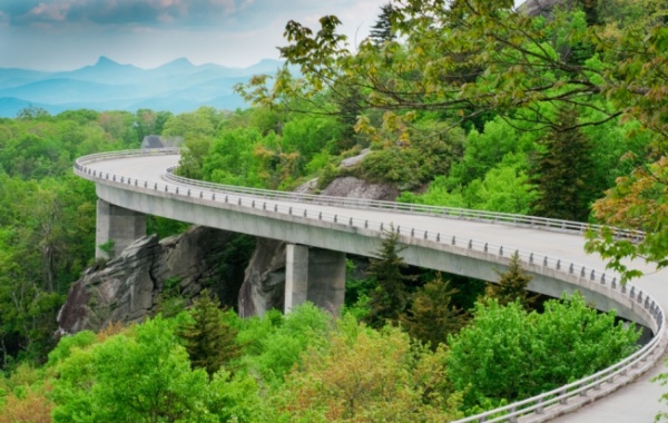 Linn Cove Viaduct na silnici Blue Ridge Parkway v severovýchodní oblasti USA.