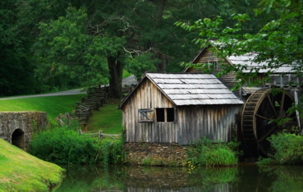 Vodní mlýn Mabry u silnice Blue Ridge Parkway v severovýchodní oblasti USA.