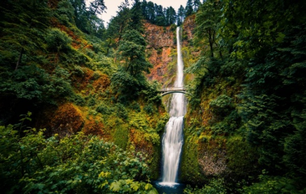 Multnomah Falls, přes 200 m, stát Oregon