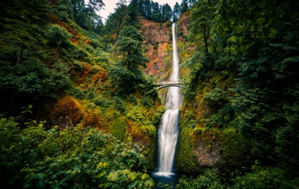 Vodopád Multnomah v kaňonu řeky Columbia River