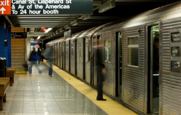 Metro v New Yorku při svém denním provozu.