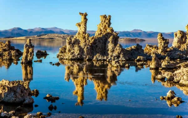 Průzračná hladina Mono Lake v Kalifornii