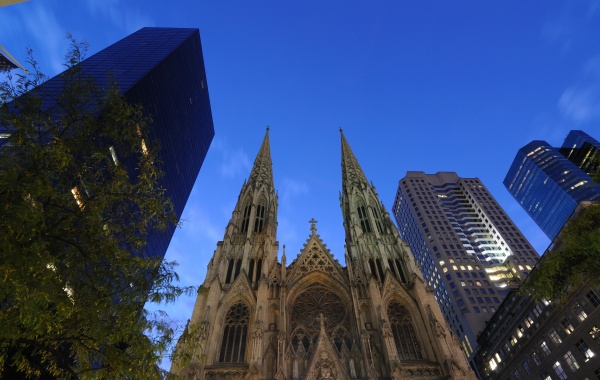 Bizarní New York: Katedrálu obklopují mrakodrapy