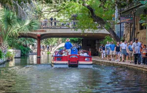 Loď na řece San Antonio, Texas - Amerika.cz