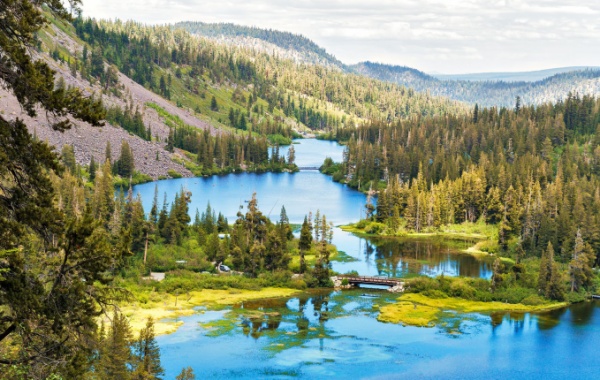 To je nádhera! Jezera Twin Lakes mezi severokalifornskými lesy