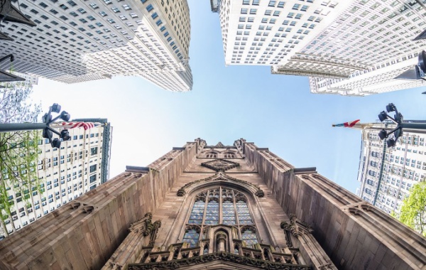 Trinity Church v New Yorku spodní pohled