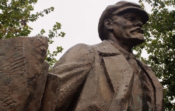 Leninovu sochu místní zdobí světýlky