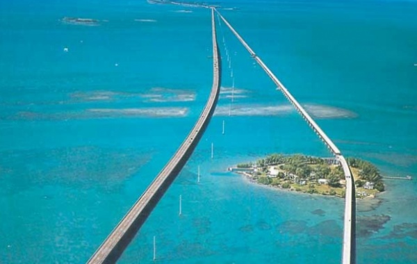 Autem mezi žraloky po Overseas Highway