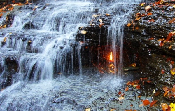 Eternal Flame Falls, Buffalo, New York - Amerika.cz