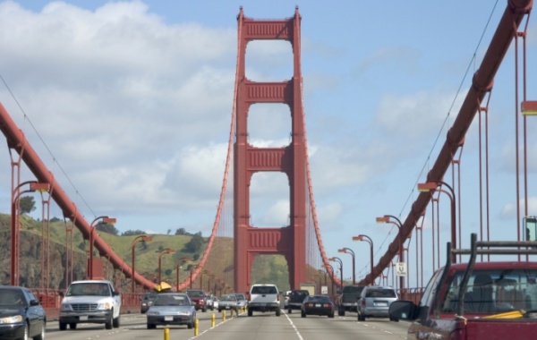 Auta jedoucí na visutém mostě Golden Gate v San Francisco, Kalifornii v USA.