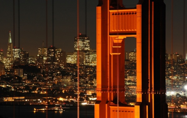 Detail pilíře na visutém mostě Golden Gate v San Francisco, Kalifornii v USA.