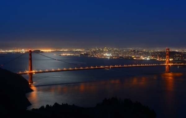 Noční atmosféra visutého mostu Golden Gate v San Francisco, Kalifornii v USA.