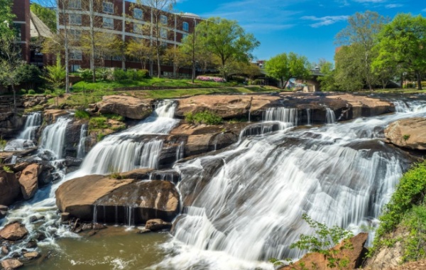 Jedním z velkých lákadel města Greenville je jistě Falls Park on the Reedy, jehož součástí je několik vodopádů.