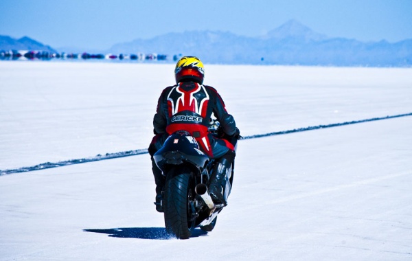 Motocyklista na solné dráze Boneville