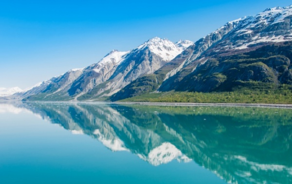 Jezero a hory na Aljašce