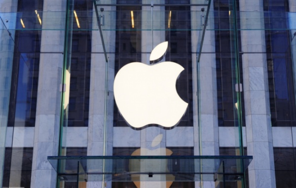 Bílé logo společnosti Apple v New Yorku - Amerika.cz