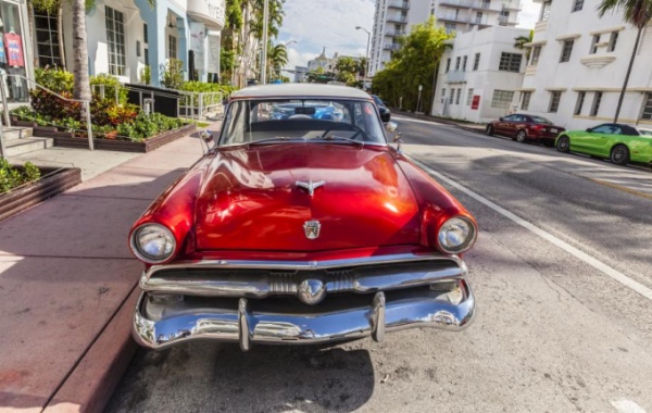 Luxusní červený Ford ve Art Deco čtvrti v Miami na Floridě.