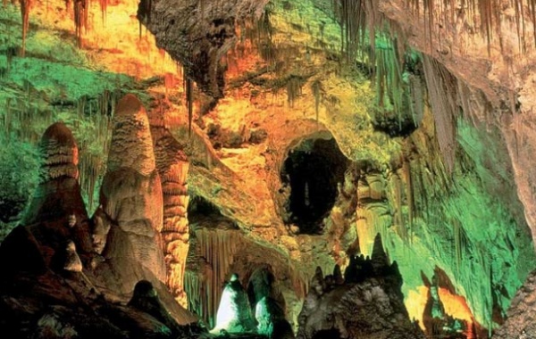 Zakletá Amerika: čarodejnice na ni z Carlsbadské jeskyně zdvihá prst