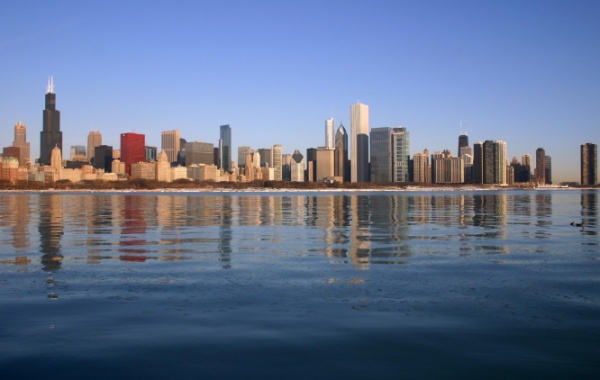 Modrá hladina Michiganské jezero u města Chicago, Illinois, USA