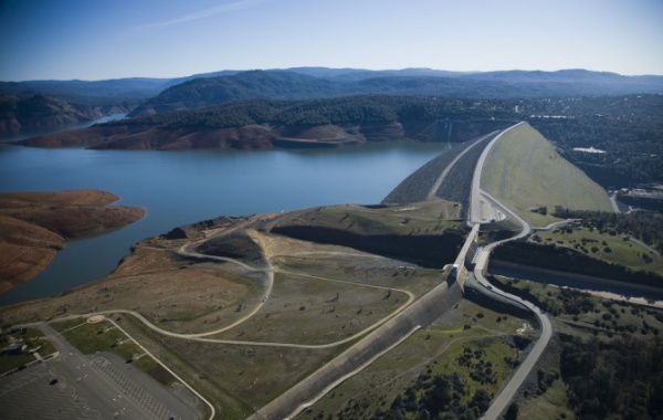 Oroville, Kalifornie - největší sypaná přehrada v USA 