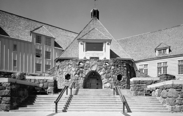 Timberline Lodge je horskou chatou nacházející se nedaleko Portlandu