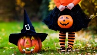 Malá a holčička a ručně vyřezávaná dýně na Halloween - Amerika.cz