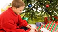 Dítě rozbaluje dárek při vánocích v USA