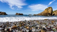 Skleněná pláž s oblázky v USA v Kalifornii