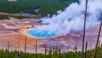 Velké duhové jezero v Yellowstone