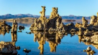 Průzračná hladina Mono Lake v Kalifornii